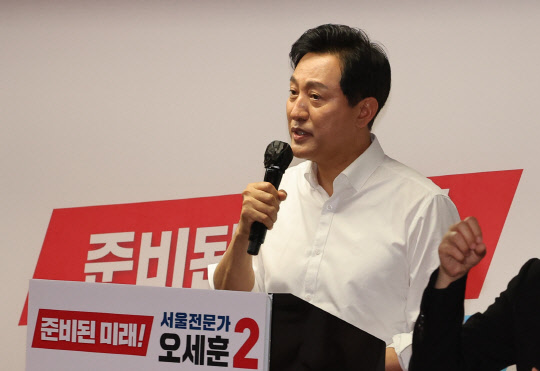 국민의힘 오세훈 서울시장 후보가 14일 서울 중구 한국프레스센터에서 열린 선거사무소 개소식에서 공약을 발표하고 있다.  연합뉴스